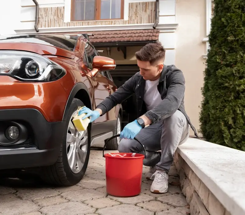 Lavage auto à domicile Villieu-Loyes-Mollon : professionnel intervenant sur un véhicule